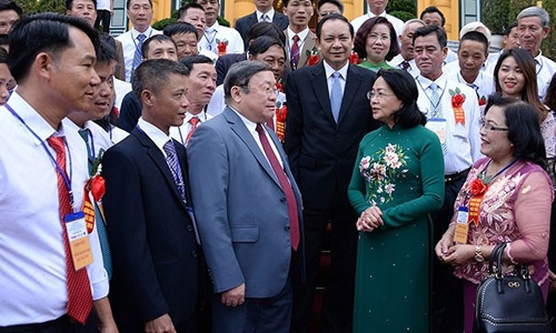 Acting President Dang Thi Ngoc Thinh and the outstanding Vietnamese farmers.