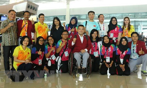 Vietnamese athletes at the 2018 Asian Para Games pose for a photo together with Tran Minh Cu, Counsellor of the Vietnamese Embassy in Indonesia, before returning home (Photo: VNA)