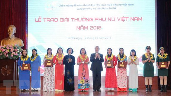 Thường trực Ban Bí thư Trần Quốc Vượng và Trưởng Ban Dân vận Trung ương Trương Thị Mai trao Giải thưởng Phụ nữ Việt Nam năm 2018 cho các tập thể. Ảnh: Phương Hoa/TTXVN