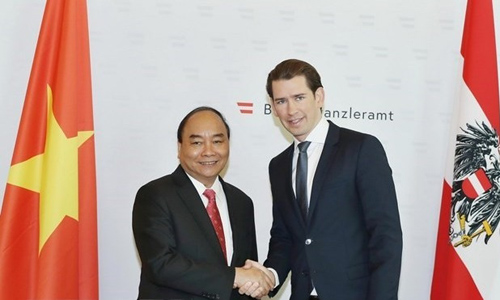 Vietnamese Prime Minister Nguyen Xuan Phuc (L) and Austrian Chancellor Sebastian Kurz (Source: VNA)