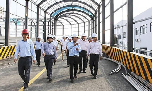  Officials visit the waste-to-energy plant in Can Tho on October 15 (Photo: baocantho.com.vn)