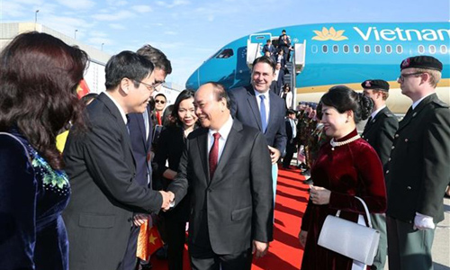 Representatives of the Vietnam Embassy welcome Prime Minister Nguyen Xuan Phuc at the airport when he arrives in Brussels, Belgium (Photo: VNA)