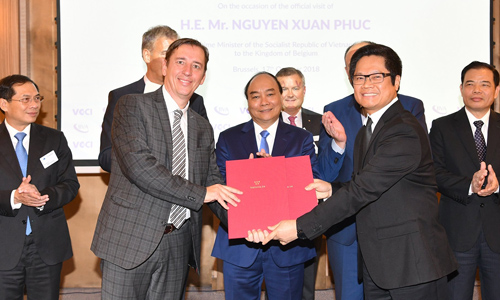 PM Nguyen Xuan Phuc witnesses the signing of several cooperation documents between Vietnamese and European enterprises (Photo: VGP)