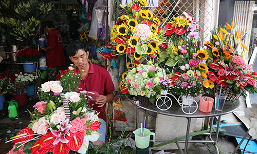 Cửa hàng chuẩn bị hoa cho ngày lễ