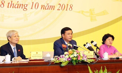 NA Secretary-General and Chairman of the NA’s Office Nguyen Hanh Phuc (C) addresses the press conference in Hanoi on October 18. (Photo: VNA)