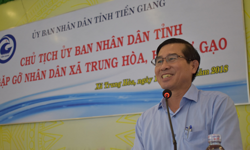 Chairman of the PPC Le Van Huong speaks at the meeting.