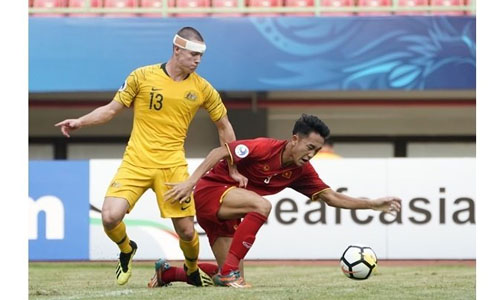 Vietnam U19 football team (in red) suffer the second consecutive 1-2 defeat to Australia U9 (in yellow) and have to say goodbye to the 2018 AFC U19 Championship on October 22. (Photo: VFF)