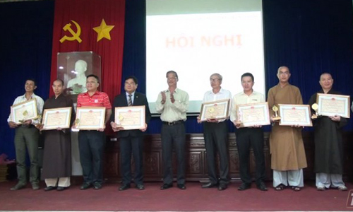 Representatives of the provincial Fatherland Front Committee awarded certificates of merit to the collectives and individuals who contributed to the 