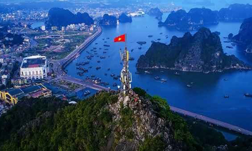 A photo from the gold medal winning photo collection ‘Ha Long Nhin Tu Tren Cao’ (A View of Ha Long from Above) by Huynh Van Truyen