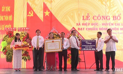 Member of Central Party Committee, Secretary of the Tien Giang provincial Party Committee Nguyen Van Danh gave the new rural certificate to Hiep Duc Commune.