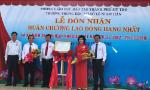 Le Ngoc Han Secondary School receives the First Class Labor Medal