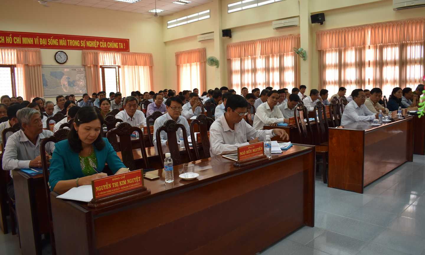 Đại biểu dự hội nghị sơ kết giữa nhiệm kỳ Đại hội Đảng bộ huyện Chợ Gạo.