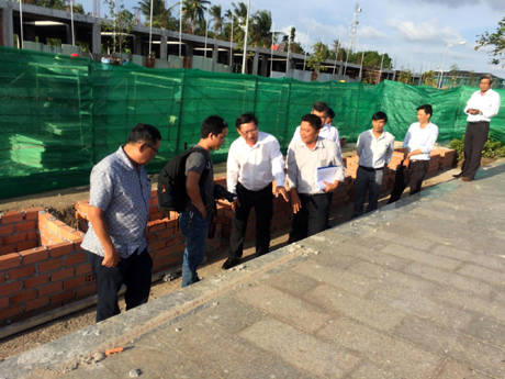 Lãnh đạo TP. Mỹ Tho kiểm tra thực tế tại kè sông Tiền.