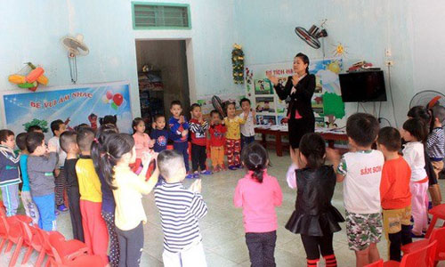 More than 107,000 pre-school teachers will be considered below standard and need to receive more training if the amended Law on Education takes effect next year. (Photo: tuoitre.vn)