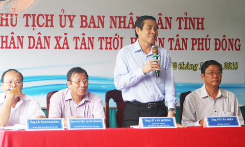 Chairman of the PPC Le Van Huong speaks at the meeting. 