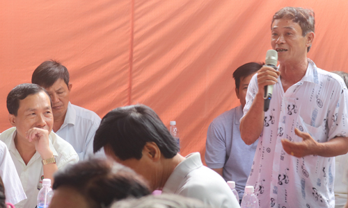 People in Tan Thoi commune petition their ideas. Photo: CAO THANG