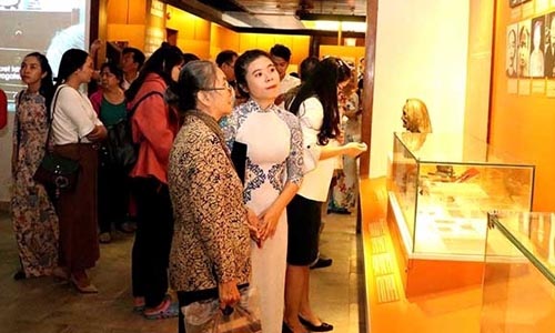 Visitors at the room dedicated to heroic Vietnamese mothers. 