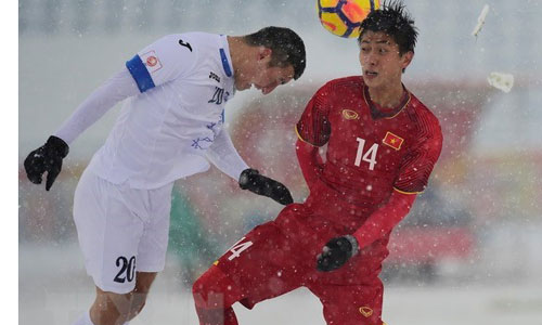 Vietnamese Phan Van Duc (in red) is among five most influential players at the ASEAN Football Federation (AFF) Suzuki Cup’s Group A. (Photo: AFP/VNA)