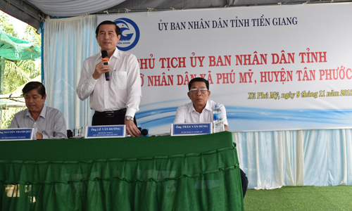 Chairman of the PPC Van Huong speaks at a meeting with people in Phu My commune, Tan Phuoc district. 