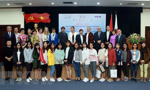 Winners of the Young Francophones Reporters – Vietnam 2018 and organisers pose for a photo (Photo: VNA)