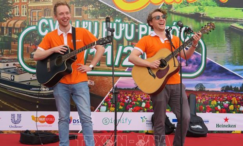 Dutch singers performing at the opening ceremony (Photo: VNA)