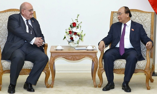 PM Nguyen Xuan Phuc (R) receives outgoing Brazilian Ambassador to Vietnam Antonio Diniz Brandao in Hanoi on November 12. (Photo: VGP)