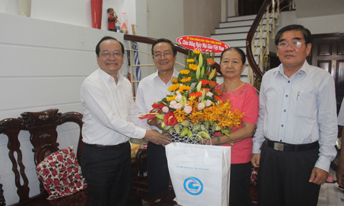 The delegation visited and gives gifts to former director of the Tien Giang Department of Education and Training Phan Van Ha, former Deputy Chairman of the Provincial People's Committee.