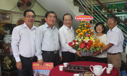 The delegation visited and gives gifts to former director of the Tien Giang Department of Education and Training Phan Van Ha, former Deputy Chairman of the Provincial People's Committee. Photo: DO PHI