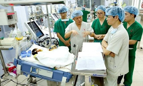 Doctors from the E hospital teach cardiovascular techniques to their colleagues from a satellite hospital.(Source: nhandan.com.vn)