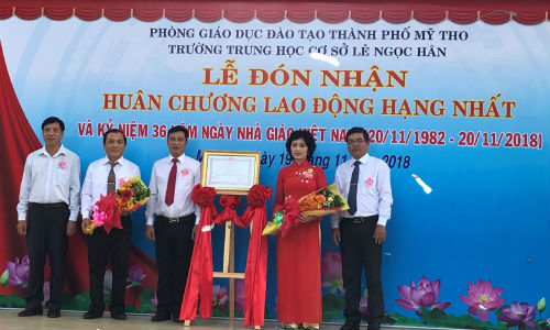 Le Ngoc Han Secondary School received the First Class Labor Medal.