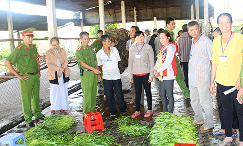 đại biểu và thân nhân phạm nhân đã đến thực tế các buồng giam, xem nơi ăn, ở, học tập, đọc sách, chăm sóc sức khỏe… của phạm nhân