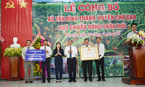 Đồng chí Châu Thị Mỹ Phương và đồng chí Trần Thanh Đức trao Bằng Công nhận và Bảng tượng trưng công trình phúc lợi 1 tỷ đồng cho xã Tân Bình Thạnh.