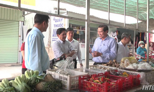 Chairman of the PPC Le Van Huong inspects the situation of food safety and hygiene in Cho Bung market. Photo: thtg.vn