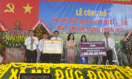 Deputy Secretary of the Tien Giang provincial Party Committee Vo Van Binh awards certificate, emulation flag to My Duc Dong commune. Photo: HUU CHI