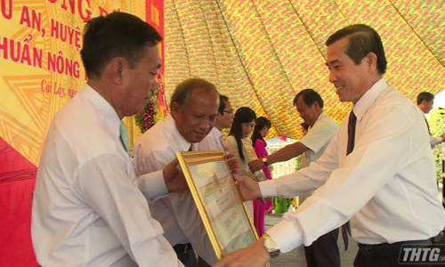 Deputy Secretary of the Provincial Party Committee, Chairman of the Provincial People's Committee Le Van Huong awards certificate, emulation flag to Tan Hung commune.