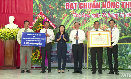 Alternate member of the Central Committee of the Party, Head of the Provincial Commission for Propaganda and Training of the Provincial Party Committee Chau Thi My Phuong awards certificate, emulation flag to Tan Thuan Binh commune. Photo: thtg.vn