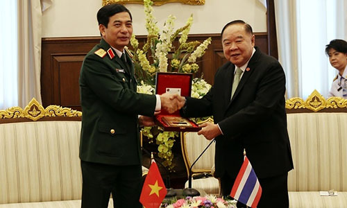 Sen. Lieut. Gen. Phan Van Giang (left), Chief of the General Staff of the Vietnam People’s Army and Deputy Defence Minister, and Gen. Prawit Wongsuwon, Deputy Prime Minister and Minister of Defence of Thailand. (Photo: qdnd.vn)