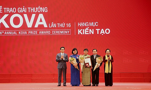 Deputy Prime Minister Vu Duc Dam (far left) and former Vice President Nguyen Thi Doan (far right) present the KOVA Award in the Tectonics category for the Kidney Department at HCM City’s Cho Ray Hospital for their research on renal function restoration in patients with rapidly progressing kidney failure. (Photo: VGP)