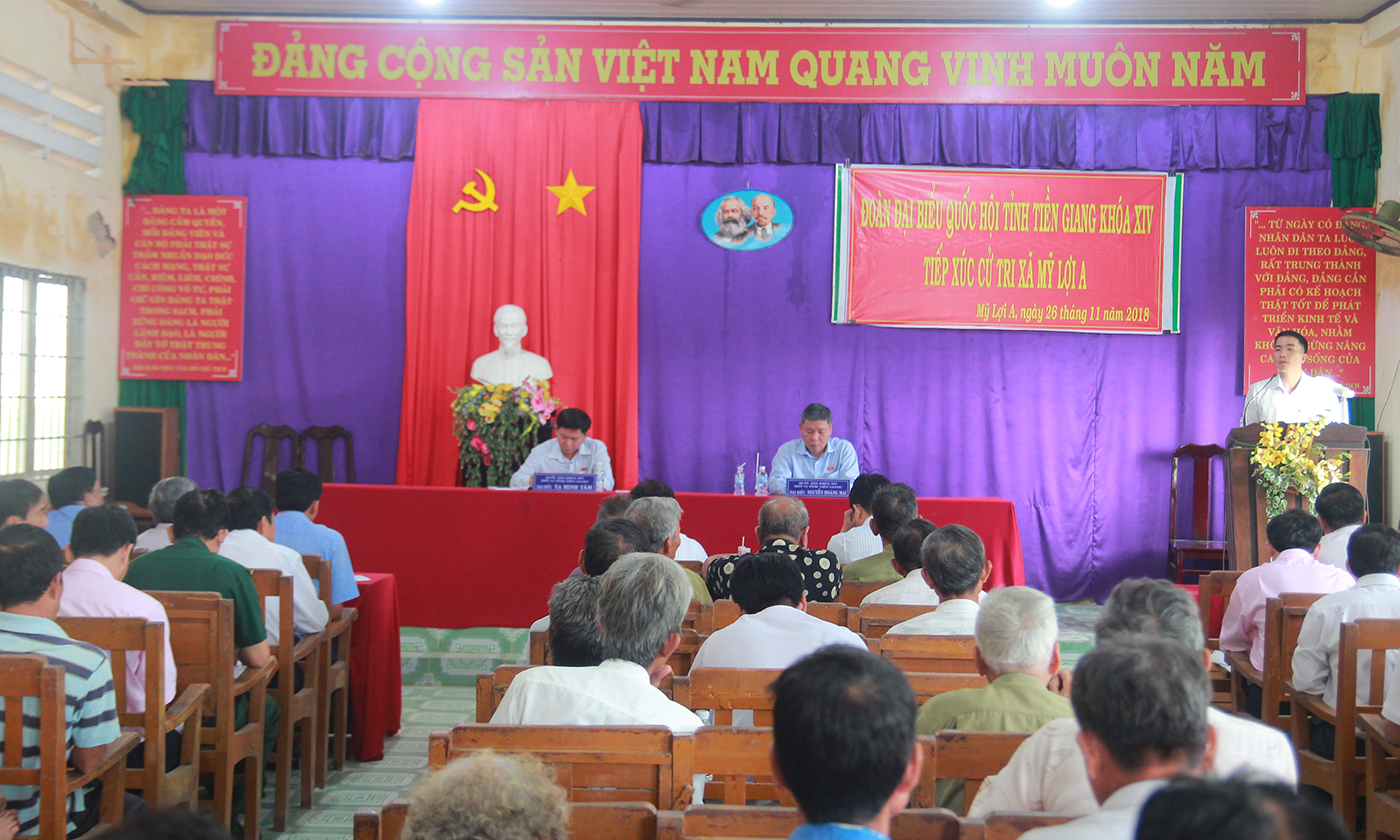 Quang cảnh Đoàn đại biểu quốc hội tỉnh tiếp xúc cử tri xã Mỹ Lợi A (huyện Cái Bè).