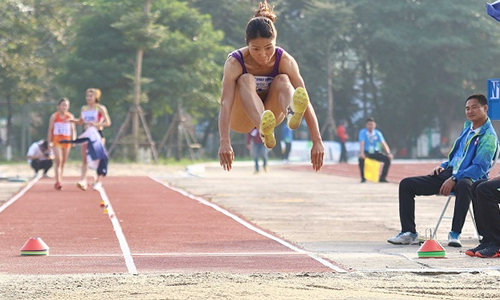 Hanoi’s athlete Bui Thi Thu Thao wins a gold, setting a new record in long jump event with 6.29 m.