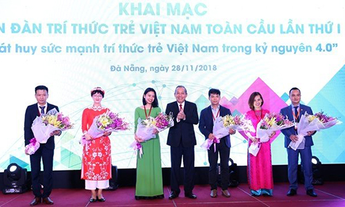 Deputy Prime Minister Truong Hoa Binh (centre) and participants at the event (Photo: VGP)