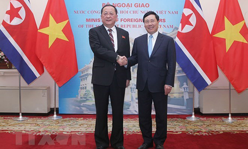 Deputy Prime Minister and Foreign Minister Pham Binh Minh (R) welcomes Foreign Minister of the Democratic People’s Republic of Korea Ri Yong Ho (Source: VNA)