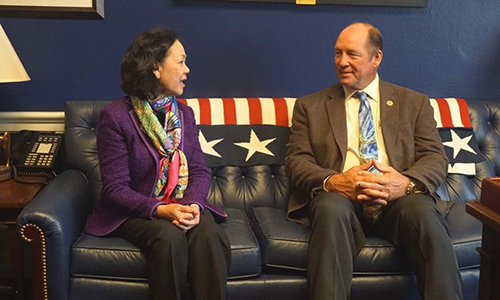 Truong Thi Mai (left), head of the CPV Central Committee’s Commission for Mass Mobilisation, meets with US Congressman Ted Yoho(Photo: VNA)