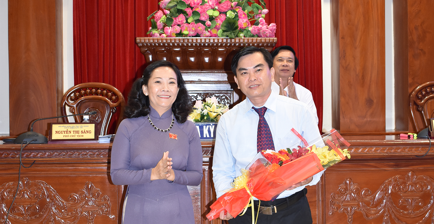 Đồng chí Nguyễn Thị Sáng, Phó Chủ tịch HĐND tỉnh tặng hoa chúc mừng đồng chí Đoàn Văn Phương
