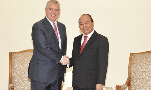 Prime Minister Nguyen Xuan Phuc (R) receives British Prince Andrew in Hanoi.