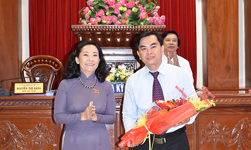 Comrade Nguyen Thi Sang, Vice Chairman of the Provincial People's Council presented flowers to Doan Van Phuong.