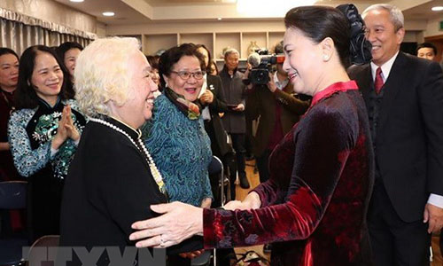 NA Chairwoman Nguyen Thi Kim Ngan (R) meets with Vietnamese community in RoK (Source: VNA)
