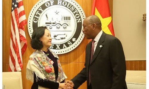 Politburo member Truong Thi Mai (left) meets with Mayor of Houston Sylvester Turner. (Photo: VTV)