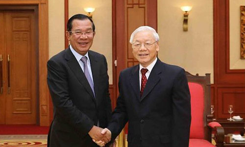 General Secretary of the Communist Party of Vietnam and President Nguyen Phu Trong (R) and Cambodian Prime Minister Samdech Techo Hun Sen (Photo: VNA)