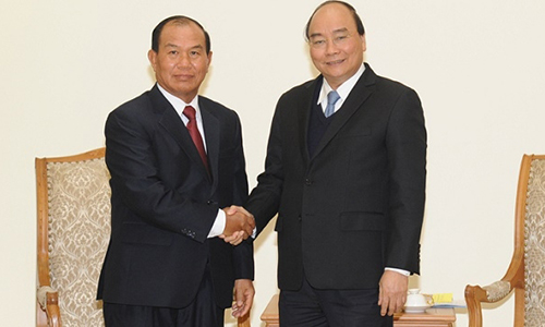 Prime Minister Nguyen Xuan Phuc (R) receives visiting Lao Minister of Justice Xaysy Santivong.